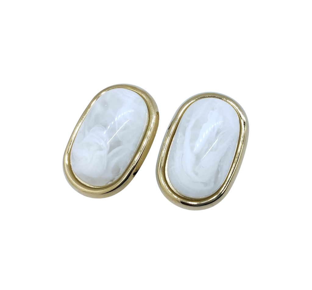 Aretes Ovalados de Piedra Blanca con Marco Dorado Sofisticado – Acero Inoxidable