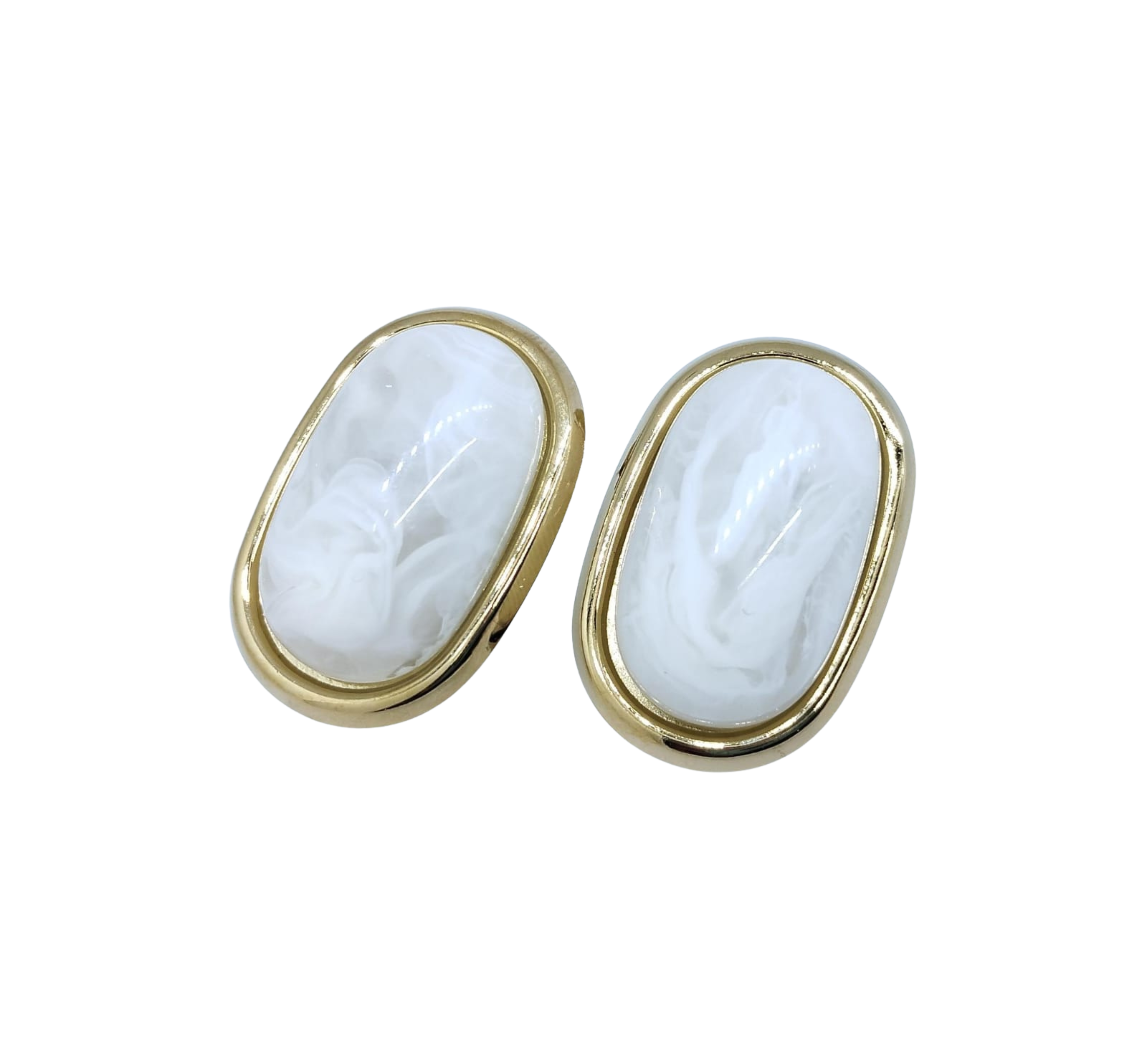 Aretes Ovalados de Piedra Blanca con Marco Dorado Sofisticado – Acero Inoxidable