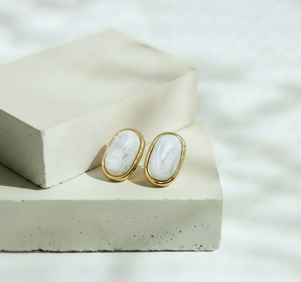 Aretes Ovalados de Piedra Blanca con Marco Dorado Sofisticado – Acero Inoxidable