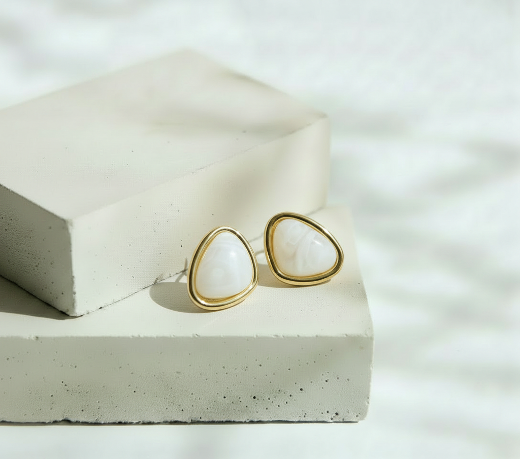 Aretes Dorados Geométricos con Piedra Blanca Moderna – Acero Inoxidable