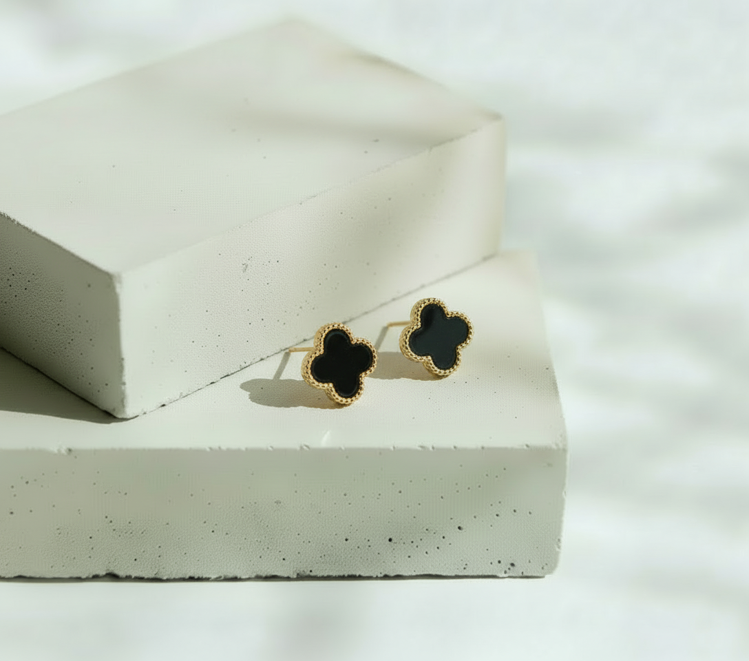 Aretes Dorados Trébol Fondo Negro Liso - Acero Inoxidable