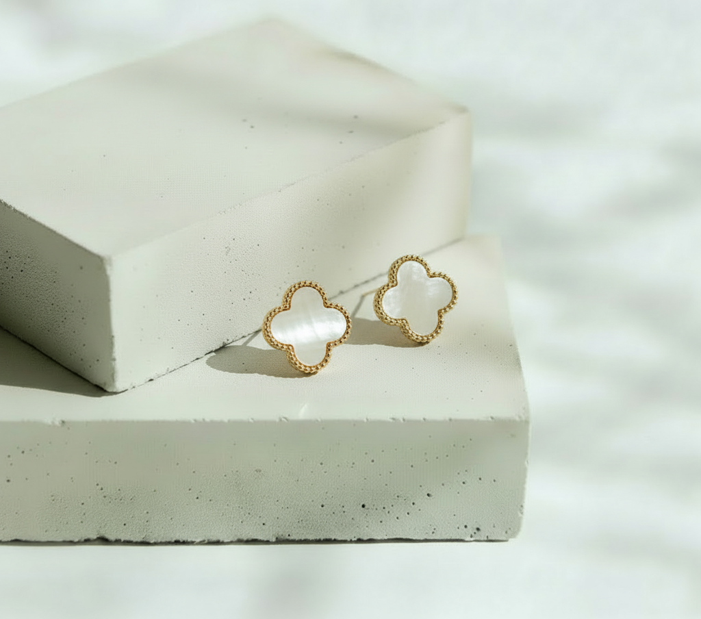 Aretes Dorados Trébol Fondo Aperlado Liso - Acero Inoxidable