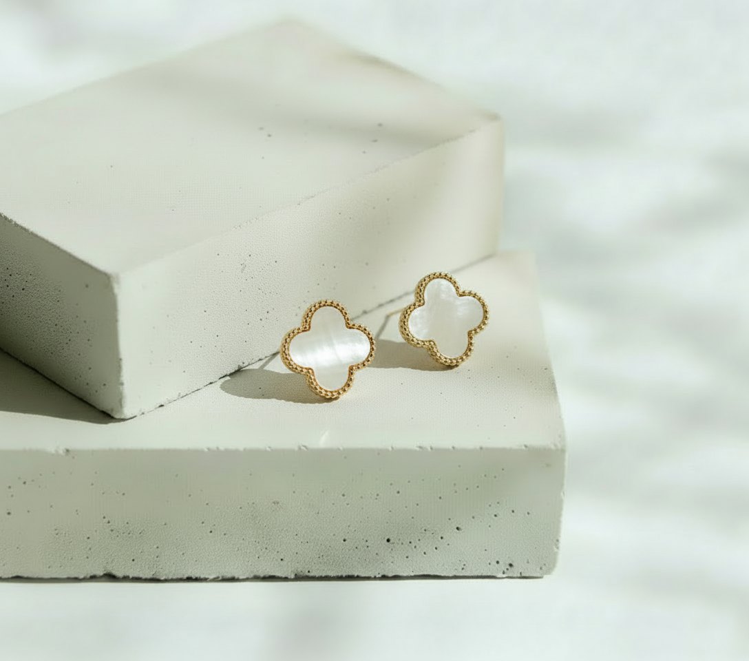 Aretes Dorados Trébol Fondo Aperlado Liso - Acero Inoxidable