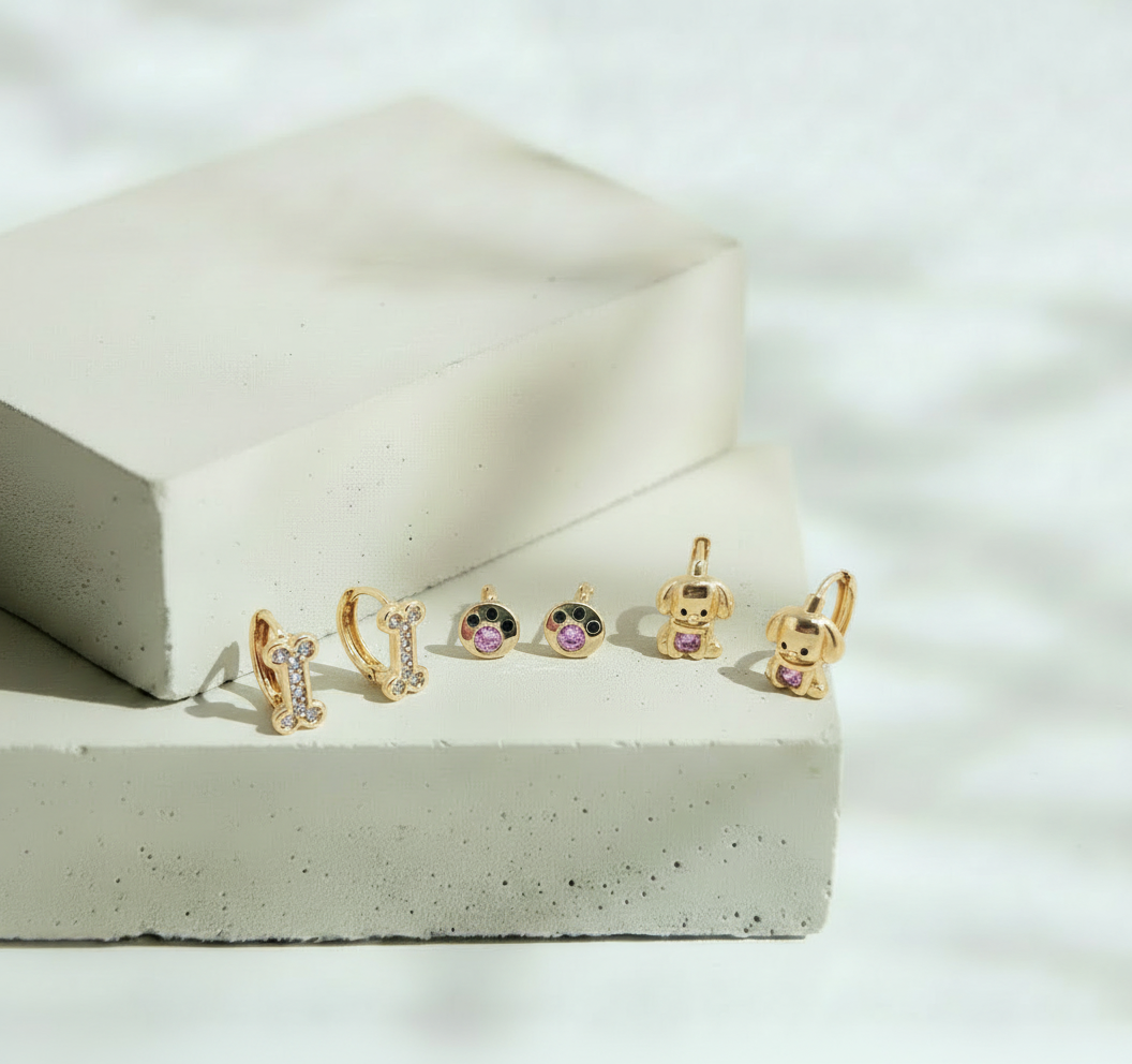 Set de Aretes Dorados de Perritos y Huesito con Brillos Cute - Oro Laminado