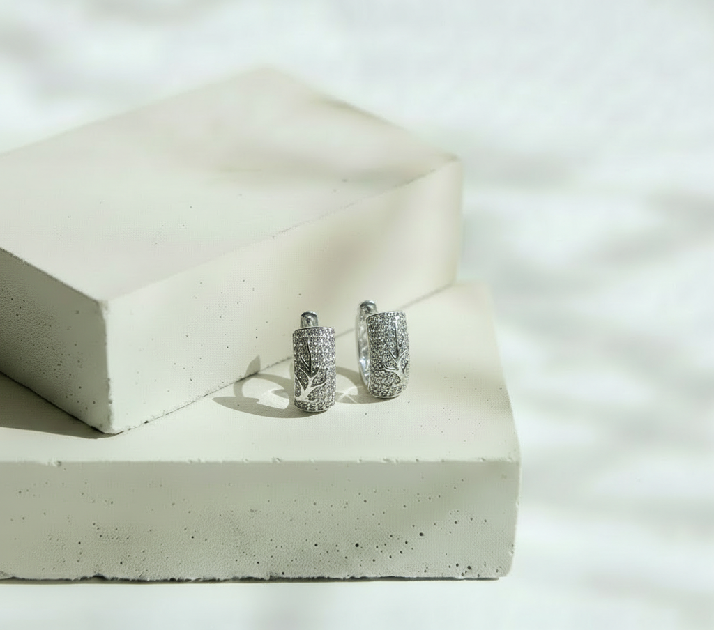 Aretes Plateados con Brillos y Rama Lisa - Oro Laminado
