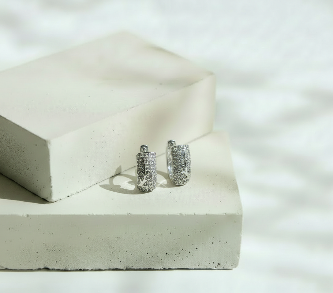 Aretes Plateados con Brillos y Rama Lisa - Oro Laminado