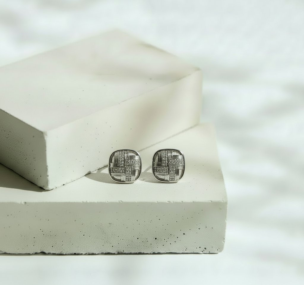 Aretes Cuadrados Plateados con Líneas Cruzadas y Brillos - Oro Laminado