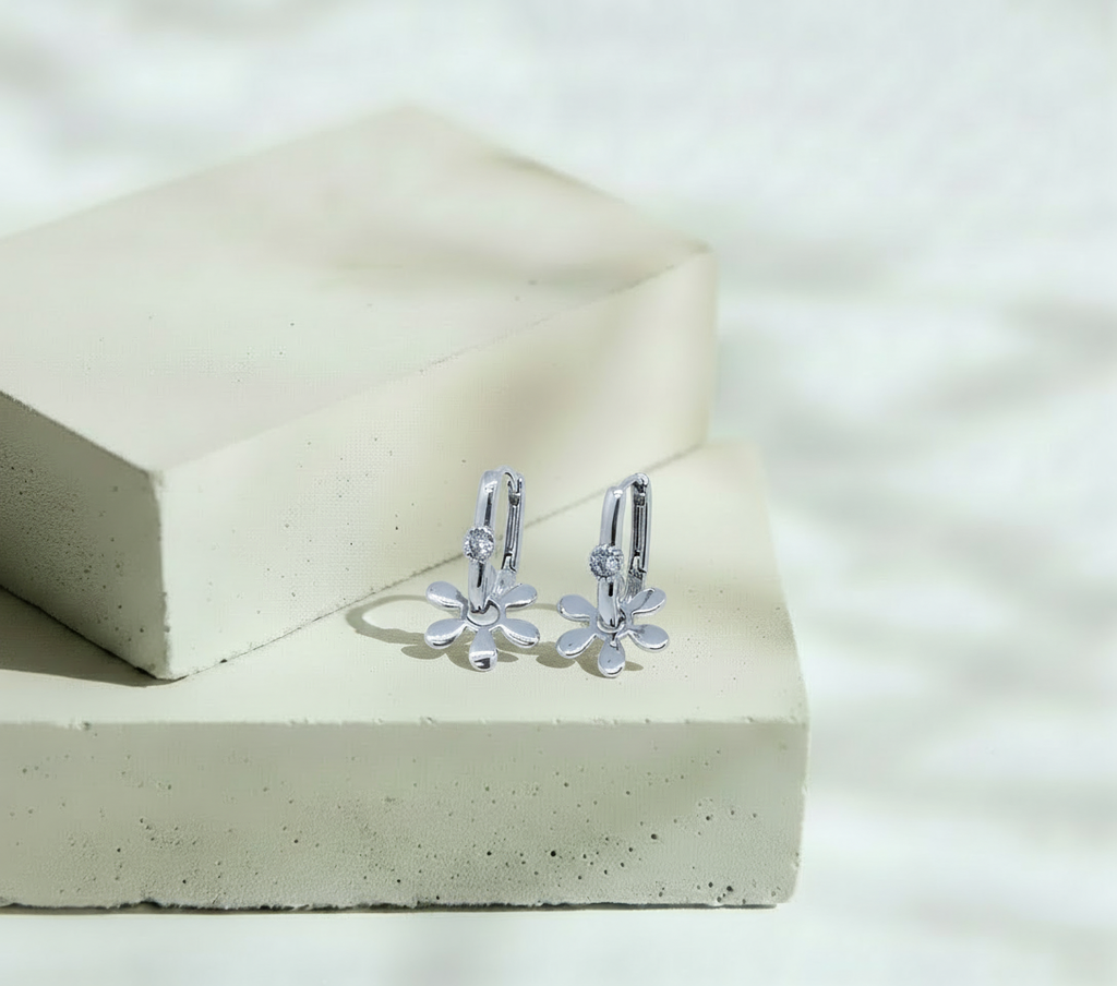 Aretes Plateados con Flor Colgante - Oro Laminado