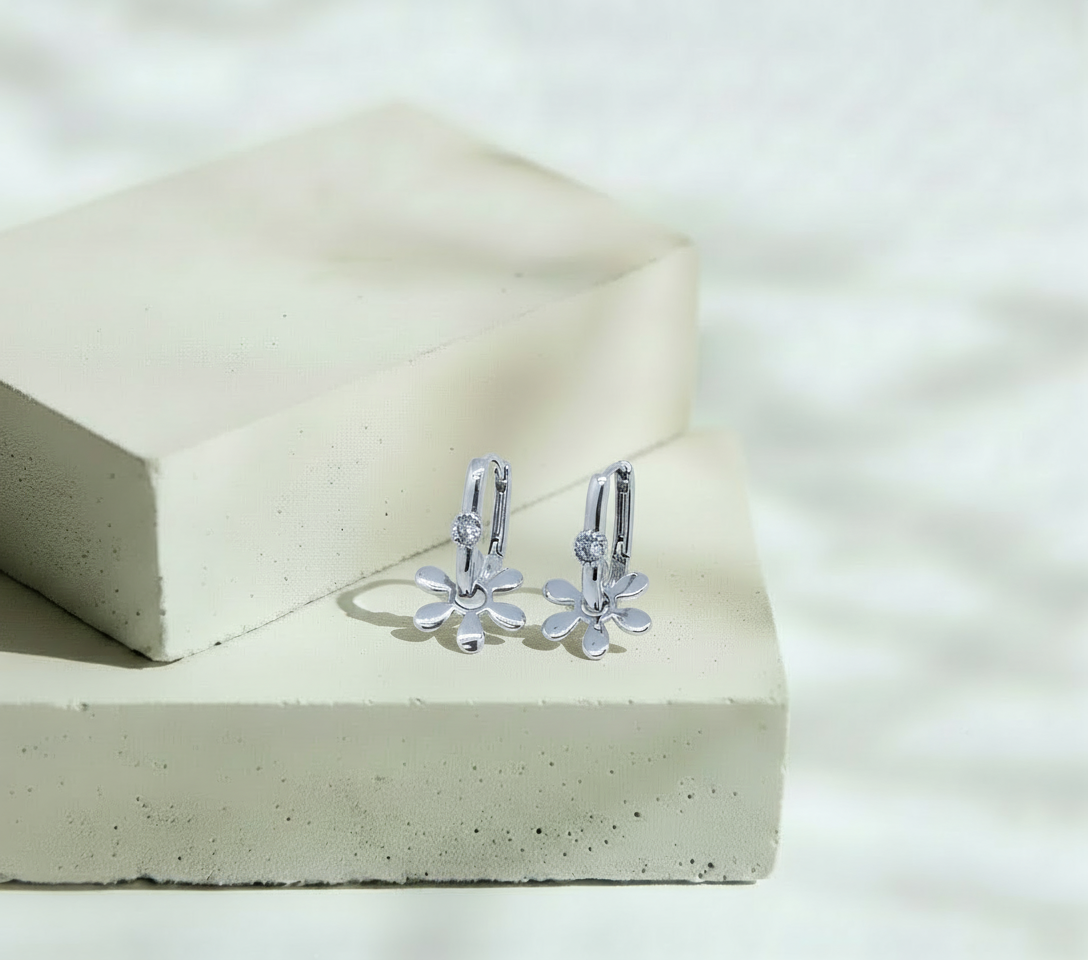 Aretes Plateados con Flor Colgante - Oro Laminado