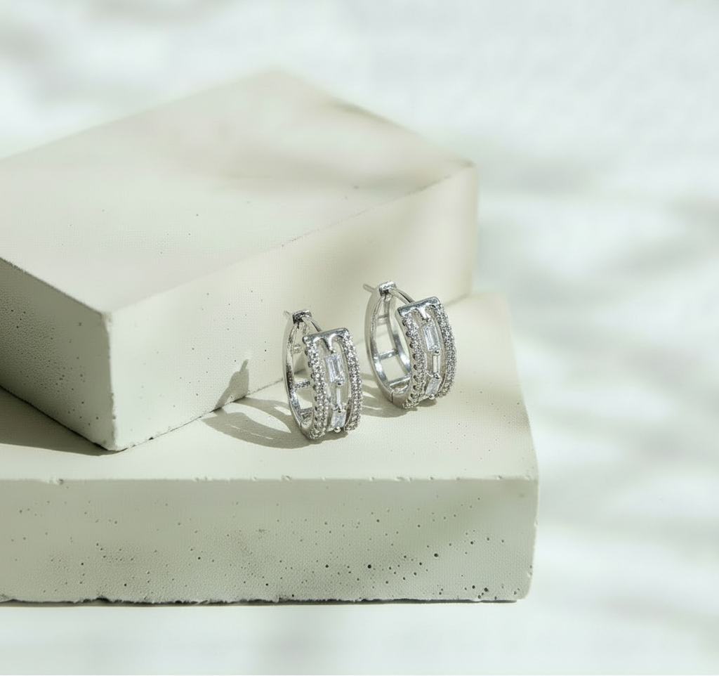 Aretes Plateados de Tres Líneas con Brillos - Oro Laminado