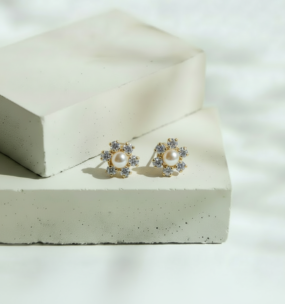 Aretes Flor de 6 Pétalos con Mini Brillos – Oro 10 KL