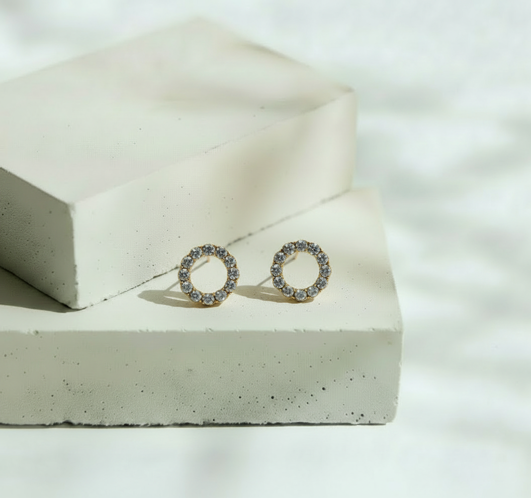 Aretes Dorados Circulares con Mini Brillos – Oro 10 KL