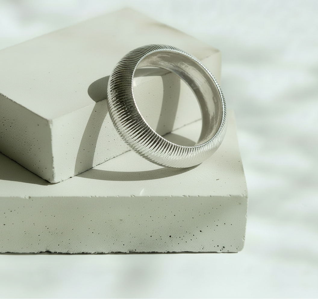 Brazalete plateado con textura en líneas - Acero Inoxidable