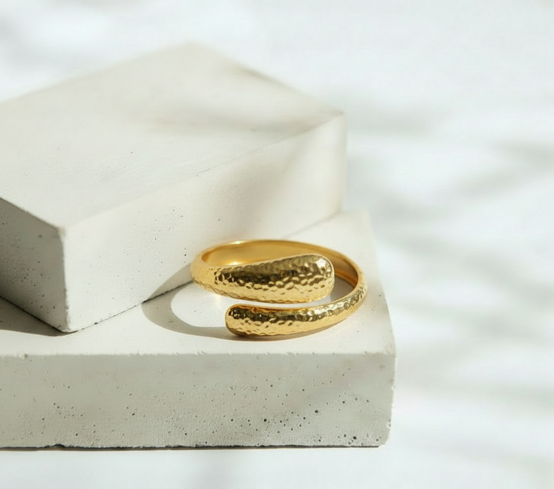 Brazalete Dorado de Gotas Cruzadas Elegantes - Acero Inoxidable