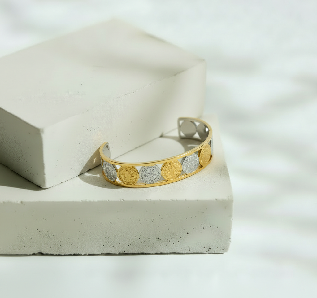 Brazalete San Benito Plata y Dorado Abierto Espiritual - Acero Inoxidable