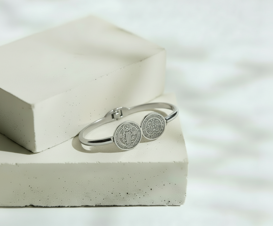 Brazalete San Benito Doble Moneda Plateado - Acero Inoxidable