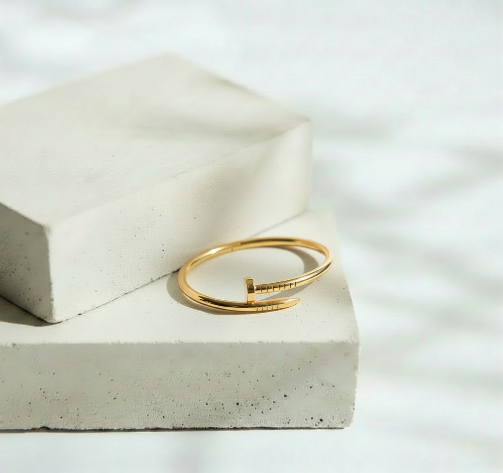 Brazalete de Clavo Cruzado Dorado Trendy - Acero Inoxidable