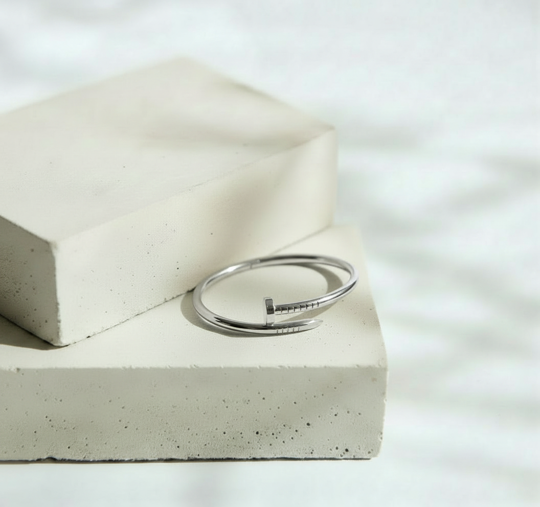Brazalete de Clavo Plateado Minimal Chic - Acero Inoxidable
