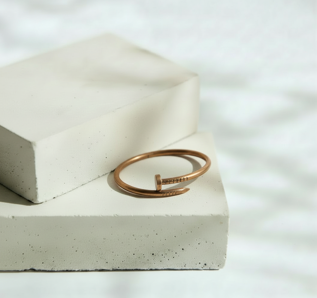 Brazalete de Clavo Dorado Bronce Moderno - Acero Inoxidable