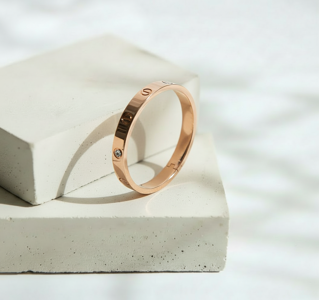 Brazalete Bronce con Brillos y Diseño Circular Chic - Acero Inoxidable