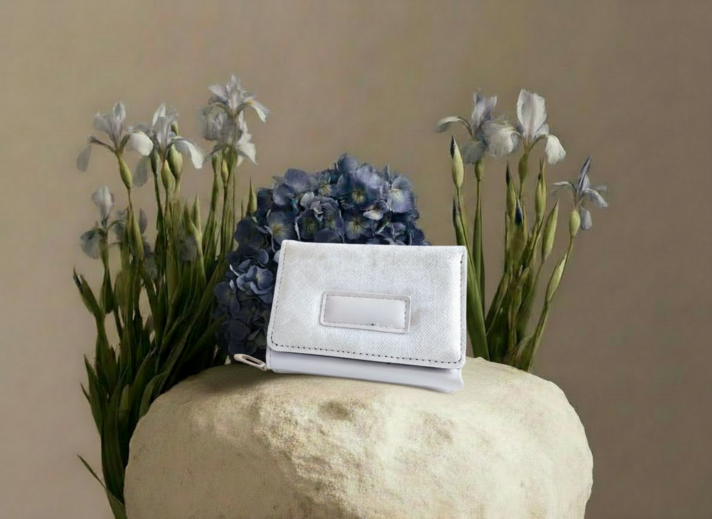 Cartera para Dama Color Blanco con Rectángulo Liso al Centro Inferior - Vinipiel