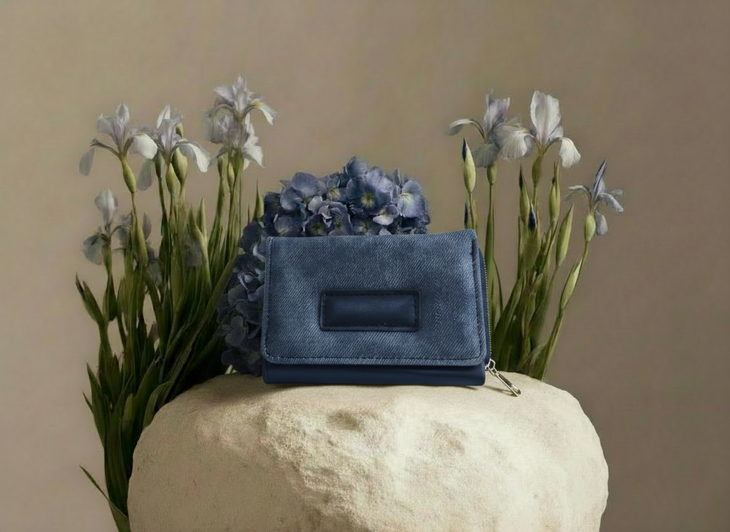 Cartera para Dama Color Negro con Rectángulo Liso al Centro Inferior - Vinipiel