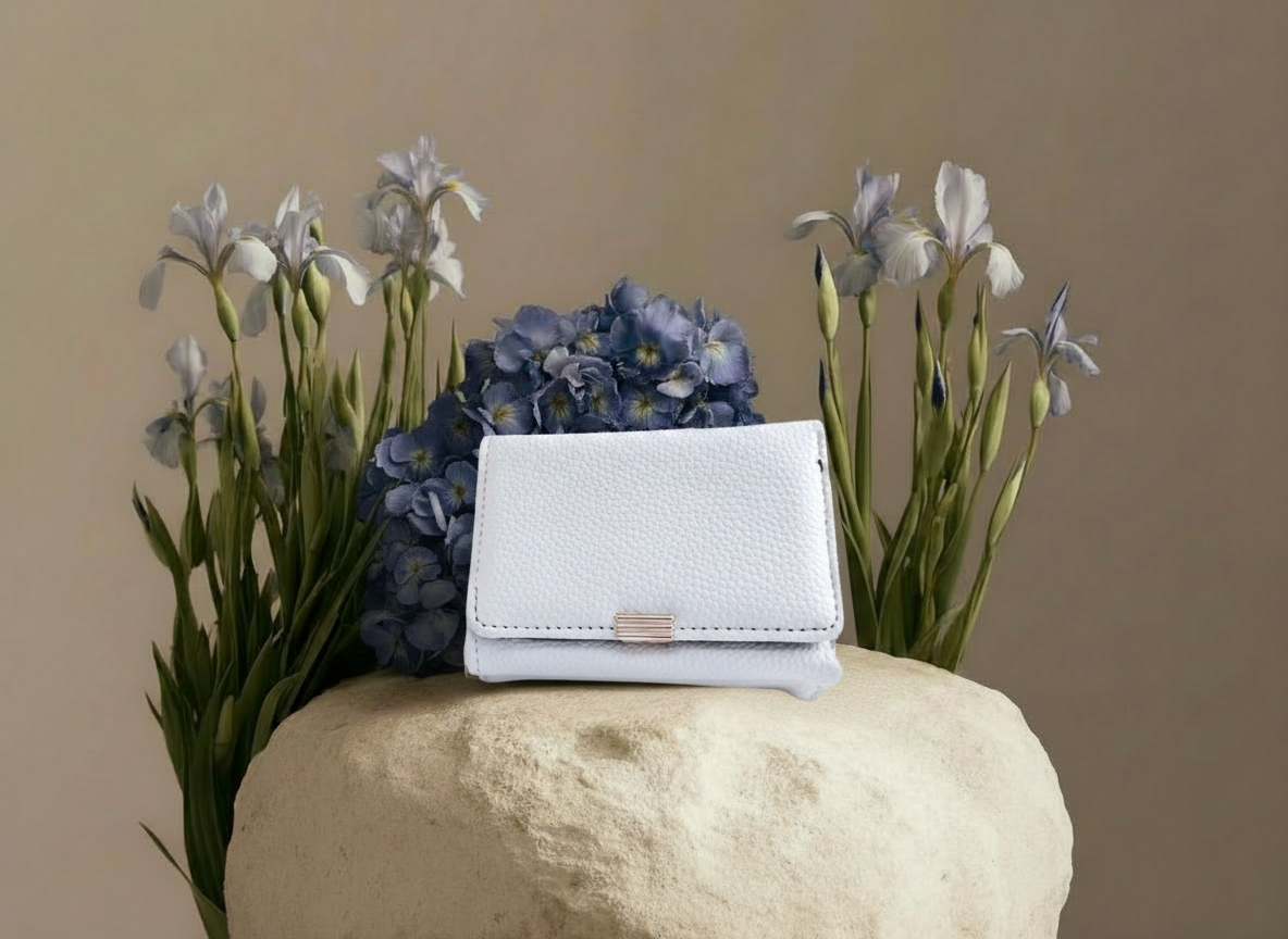 Cartera para Dama Color Blanco con 3 Líneas Doradas de Broche - Vinipiel