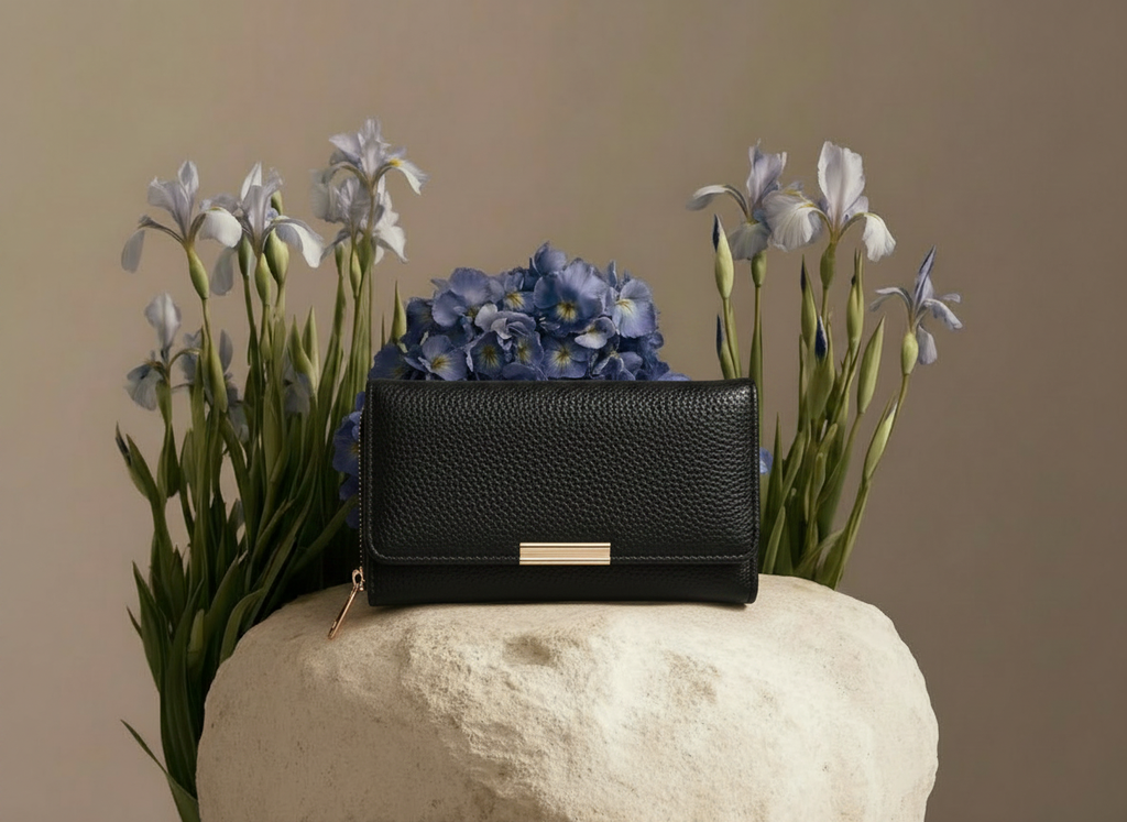 Cartera para Dama Color Negro con 3 Líneas Doradas de Broche - Vinipiel