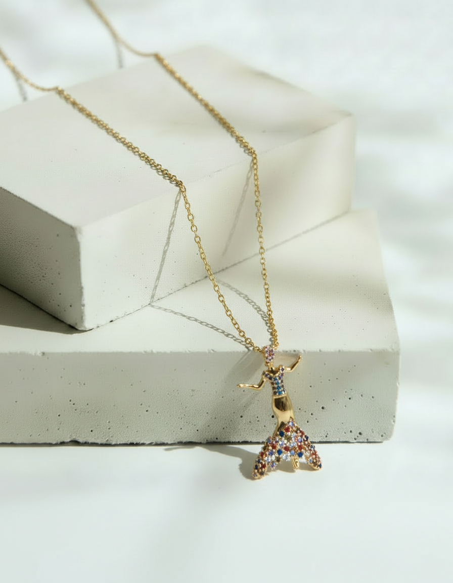 Collar Dorado con Dije de Sirena con Brillos – Oro Laminado