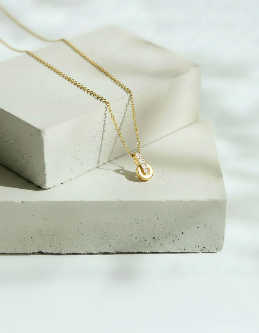 Collar Dorado con Dije Circular Entrelazado – Oro Laminado