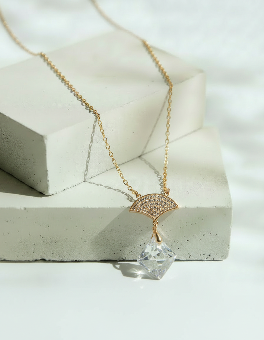 Collar Dorado con Dije de Brillo Transparente y Alas con Brillo – Oro Laminado