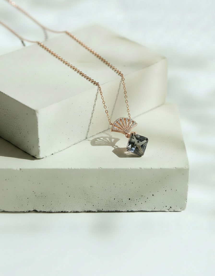 Collar Dorado con Dije de Brillo Obscuro y Alas con Brillo – Oro Laminado