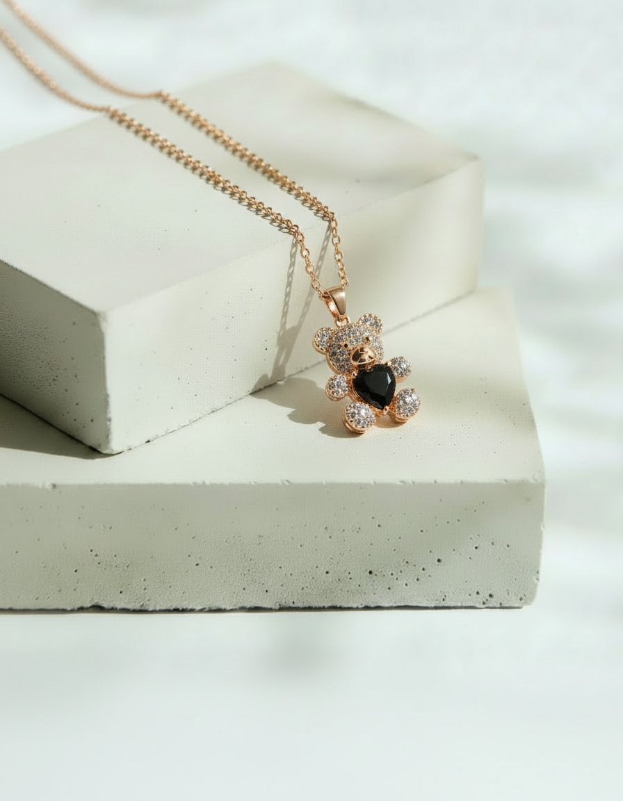 Collar Dorado con Dije de Osito con Corazón y Brillos – Oro Laminado