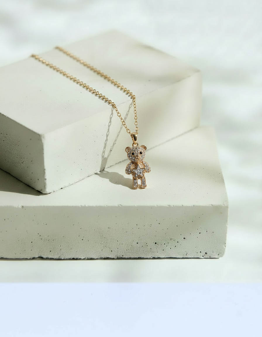 Collar Dorado con Dije de Osito con Estrella al Centro y Brillos – Oro Laminado