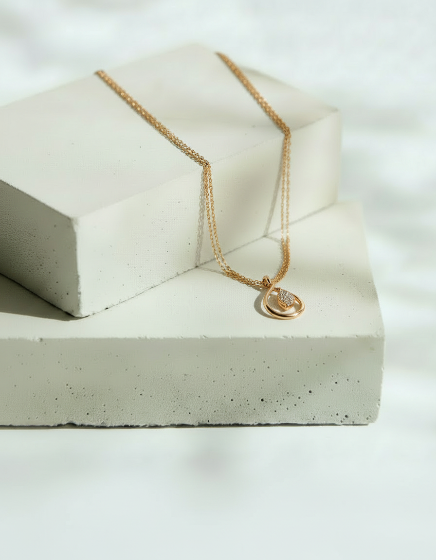 Collar Dorado con Dije de Gota con Hoja y Brillos – Oro Laminado