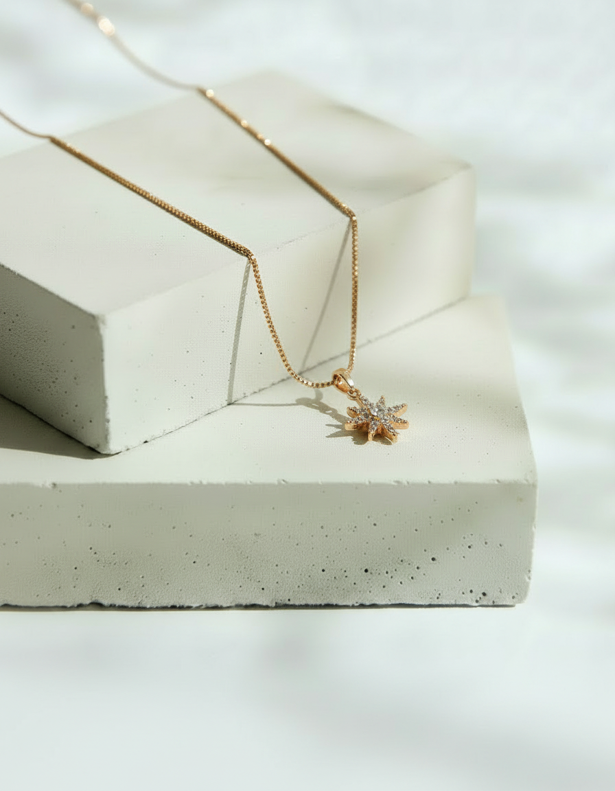 Collar Dorado con Dije de Destello con Brillos – Oro Laminado