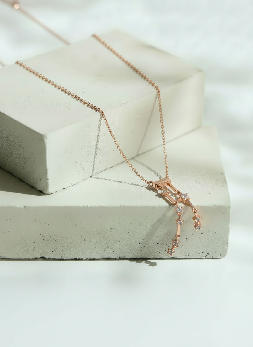 Collar Dorado con Dije Colgante de Estrellitas – Oro Laminado