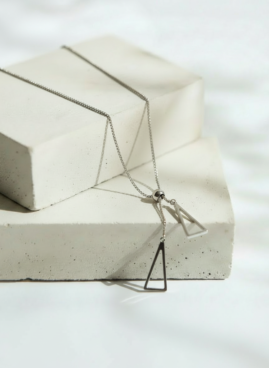 Collar Plateado con Bolita Central y Triángulos Colgantes Chic - Acero Inoxidable