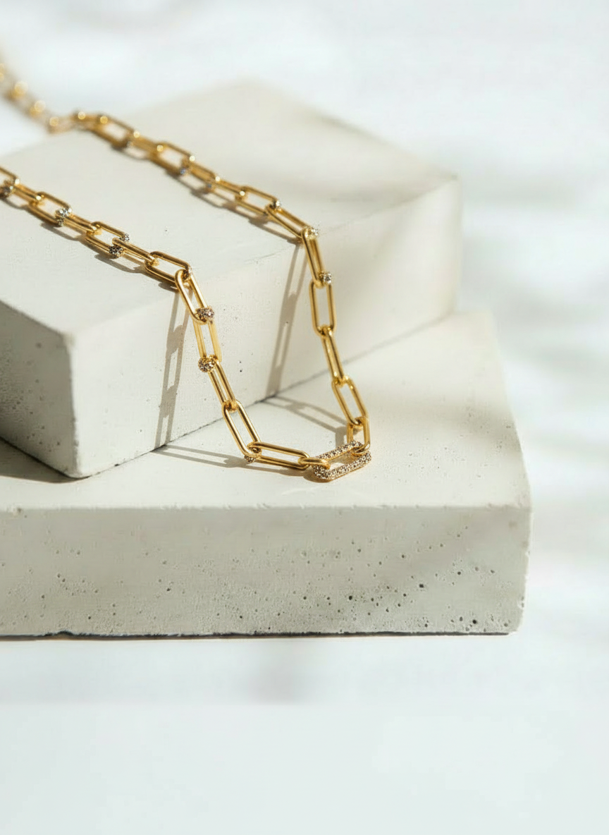 Collar Dorado Estilo Cadena con U Central de Brillos Glam Chic - Acero Inoxidable