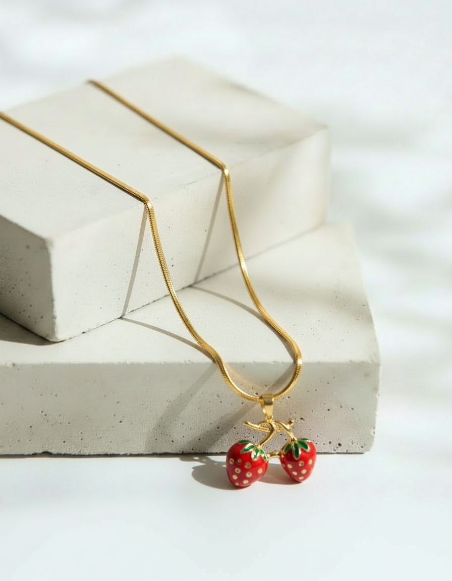 Collar Dorado Cola de Serpiente con Dije de Dos Fresitas Chic - Acero Inoxidable