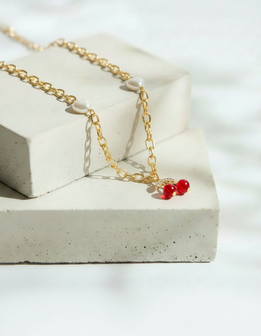 Collar Dorado Estilo Cadena con Corazones Blancos y Cereza Brillante - Acero Inoxidable