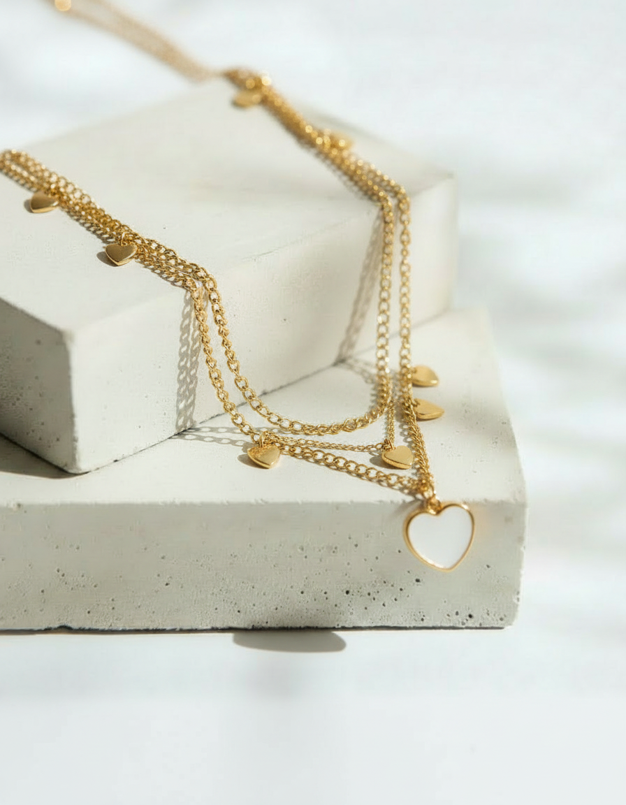 Collar Dorado Triple Cadena con Corazones y Corazón Chunky Blanco Elegante - Acero Inoxidable
