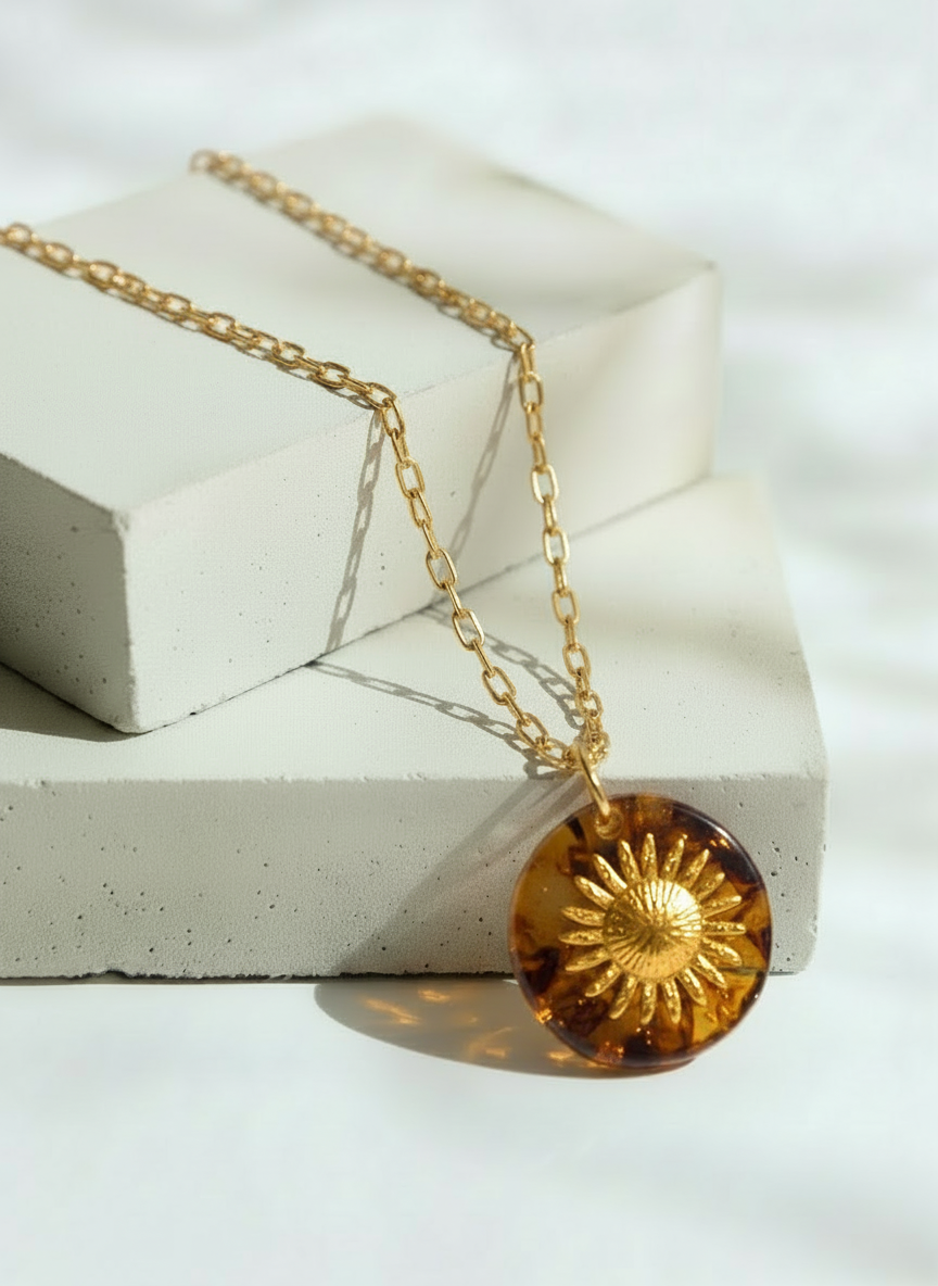 Collar Dorado con Eslabones Largos, Piedra Café y Dije de Sol Elegante - Acero Inoxidable