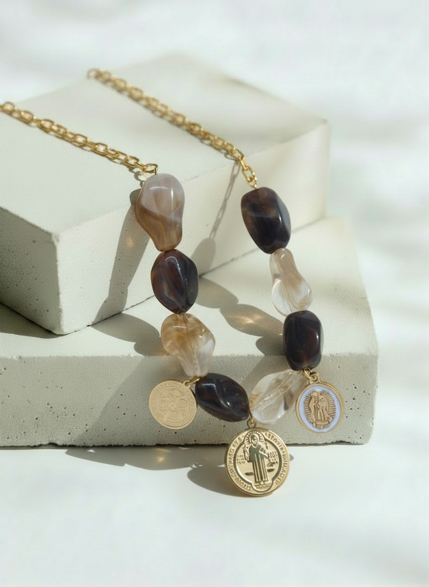 Collar Dorado con Piedras Café y Medalla de San Benito Protectora - Acero Inoxidable
