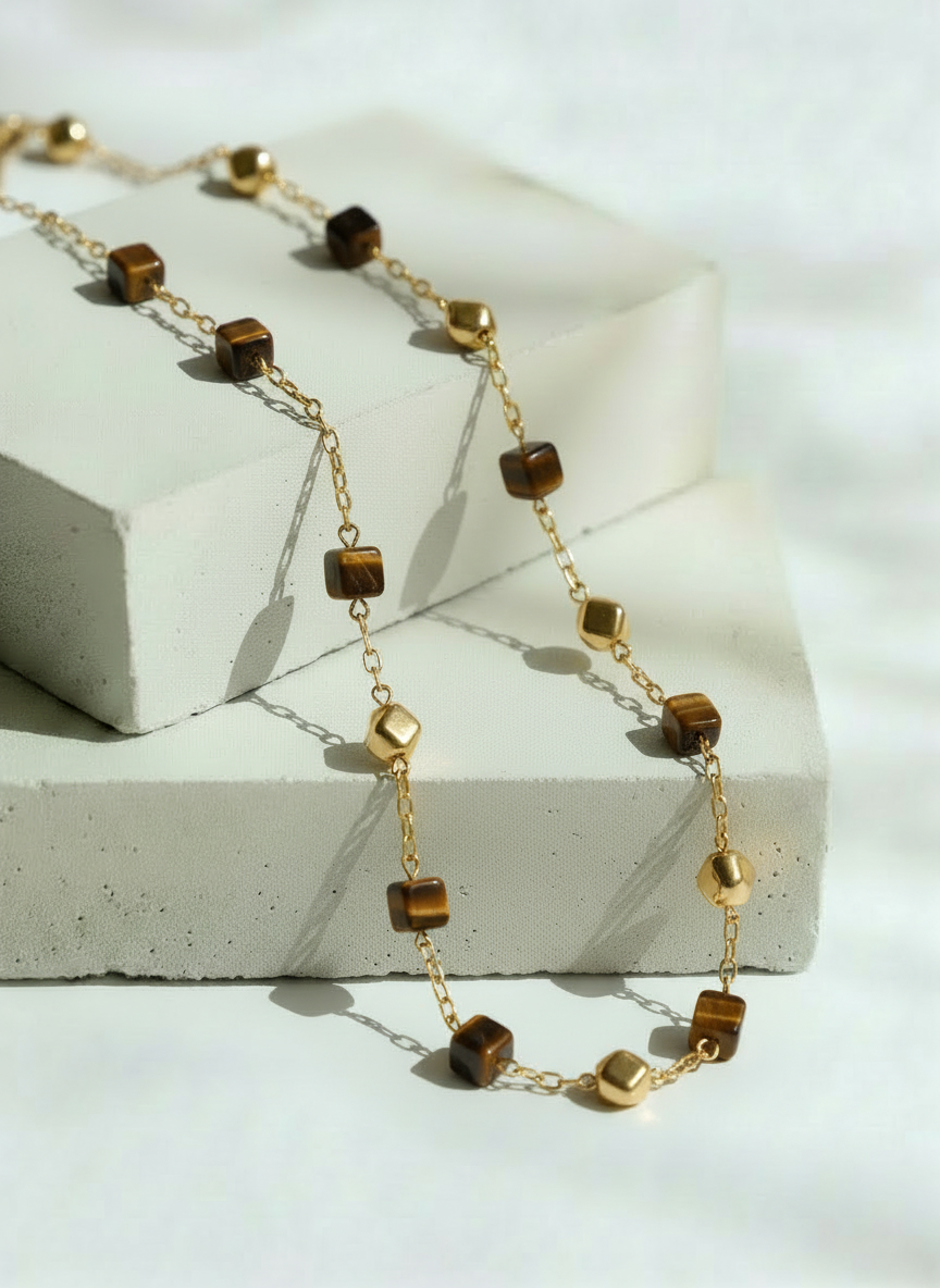 Collar Dorado con Piezas Geométricas y Piedras Café Elegantes - Acero Inoxidable