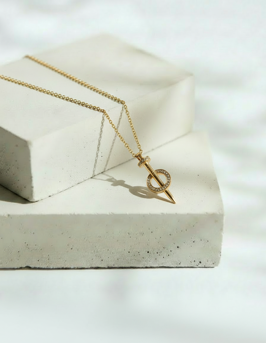 Collar Dorado con Dije de Clavo Central con Brillos Glam - Acero Inoxidable