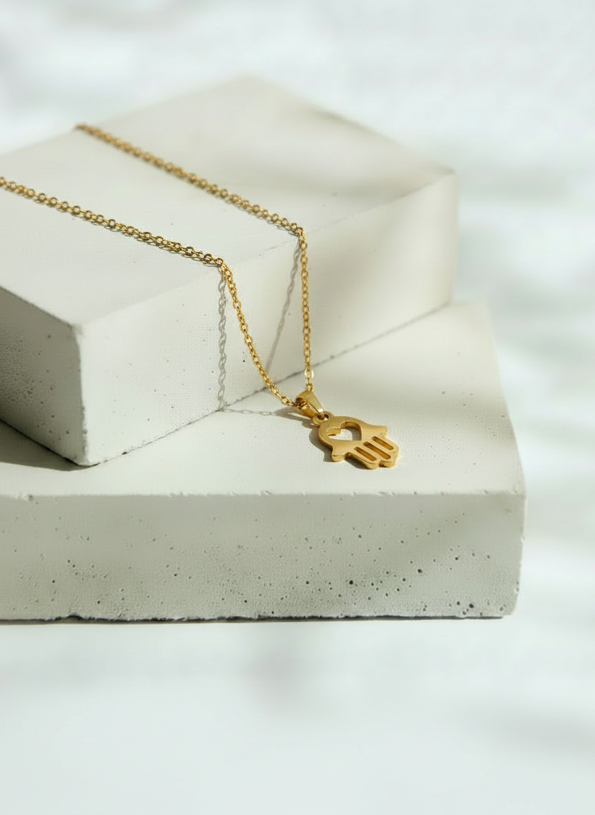 Collar Dorado con Dije de Mano de Fátima con Corazón Perforado - Acero Inoxidable