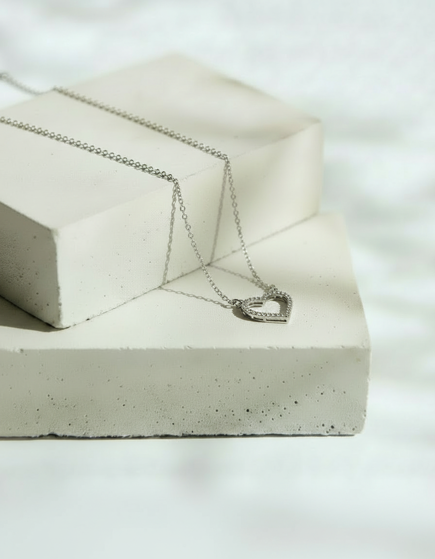 Collar Plateado con Dije de Corazón Perforado con Brillos - Acero Inoxidable