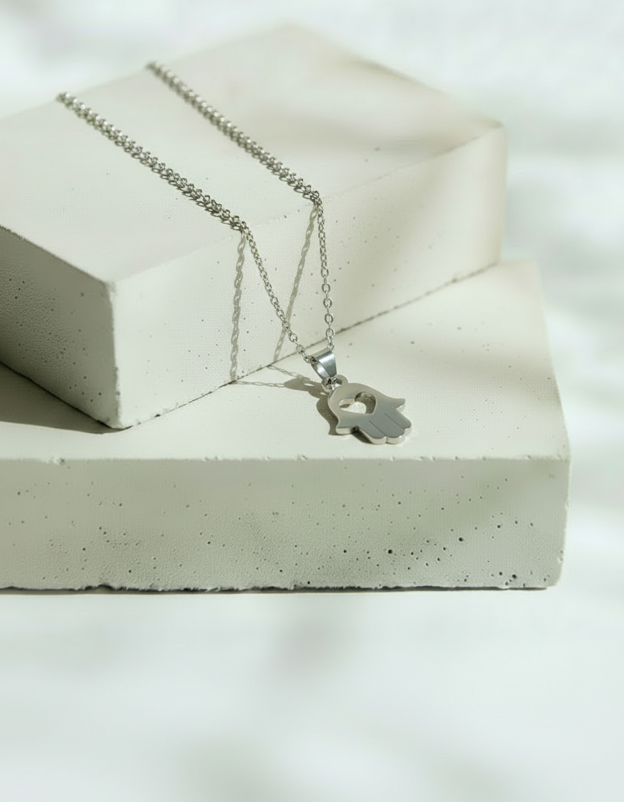 Collar Plateado Mano de Fátima con Perforación de Corazón al Centro - Acero Inoxidable