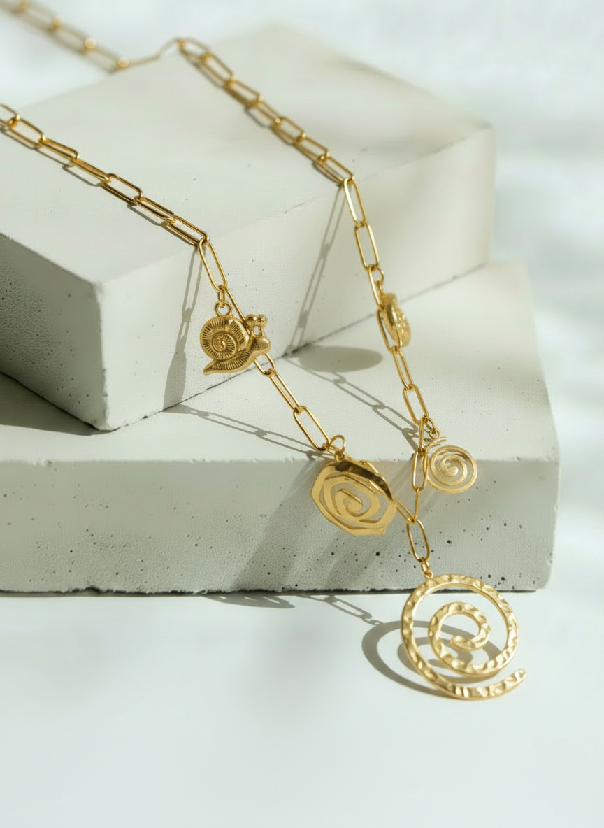 Collar Dorado Conchitas de Mar y Espiral al Centro - Acero Inoxidable